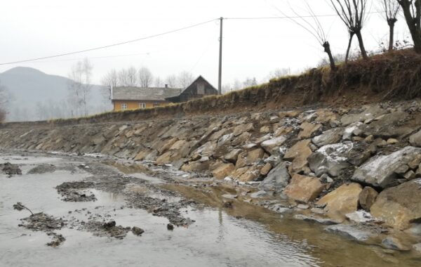 Usuwanie szkód powodziowych – rzeka Stradomka w KM 33+200 – 33+350